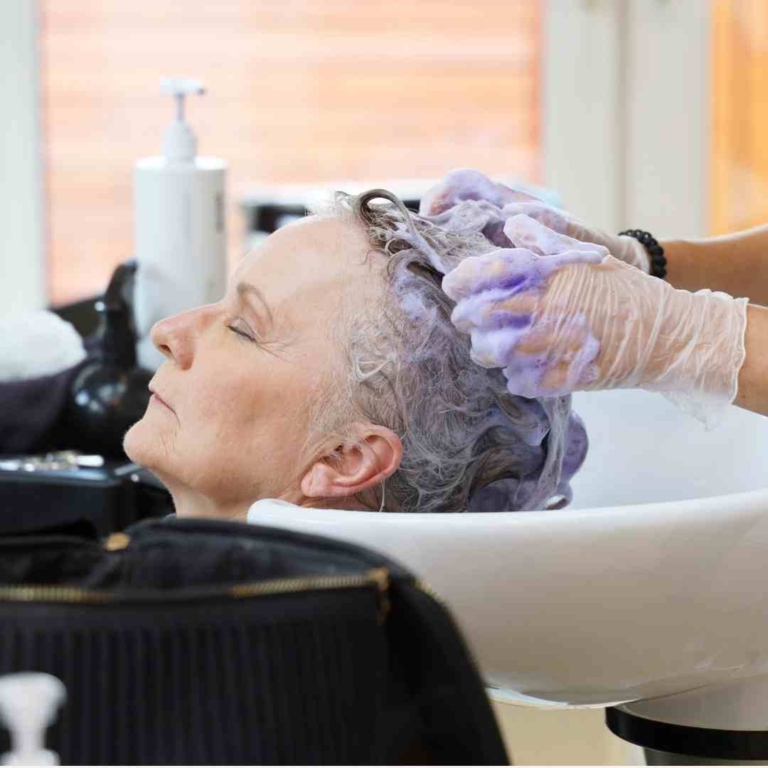 Femme dans un salon partenaire Hairdreams bénéficiant d'un shampooing soin