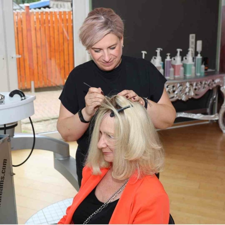 Friseurin Mandy integriert Hairdreams MicroLines in das Echthaar einer Kundin