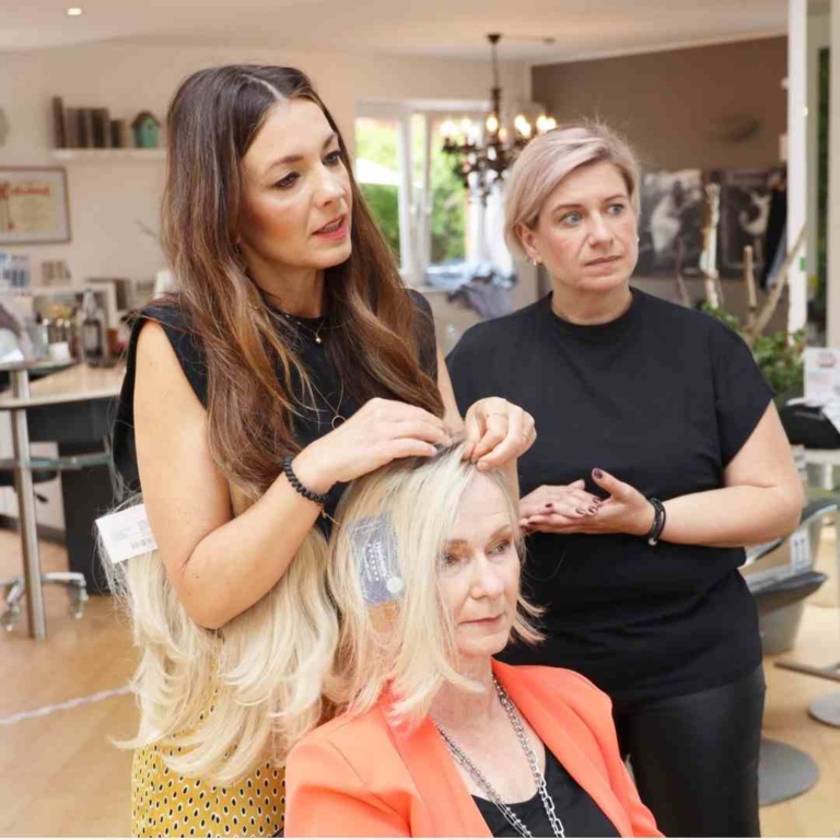 femme dans un salon partenaire Hairdreams et coiffeuses testant le résultat du MicroLines avant la pose