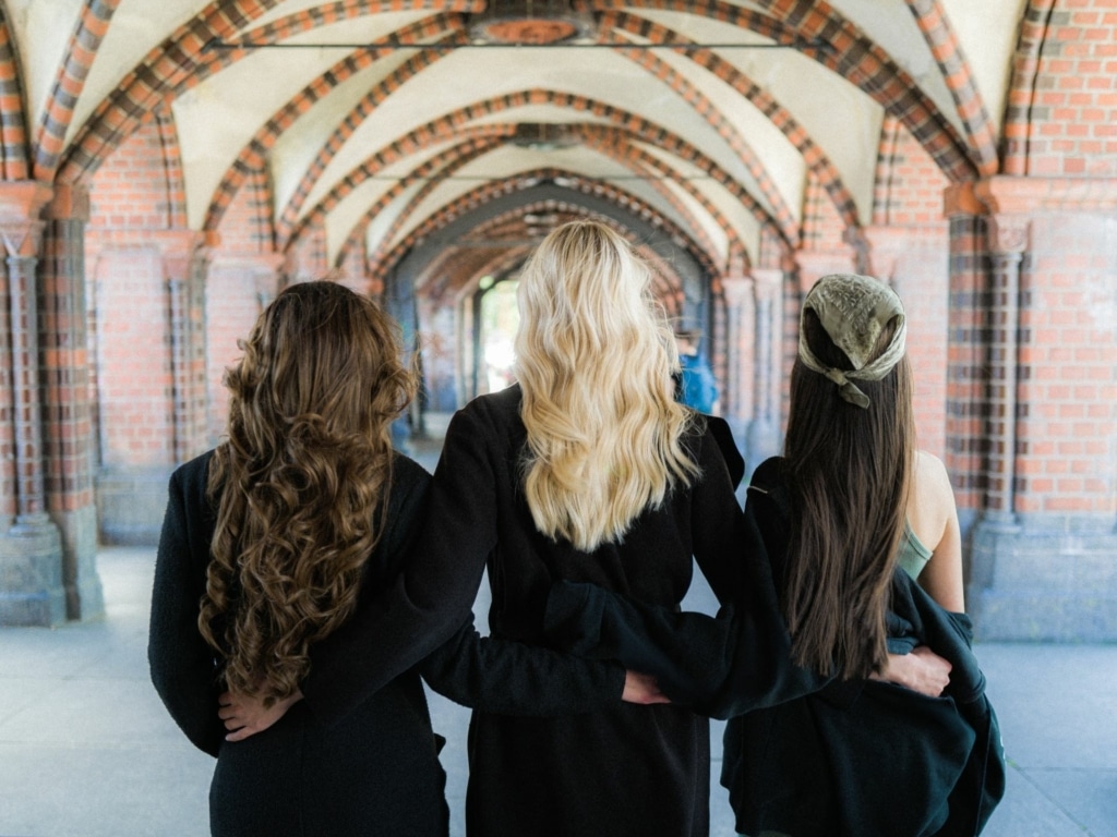 trois femmes avec des extensions de cheveux Hairdreams de différentes couleurs
