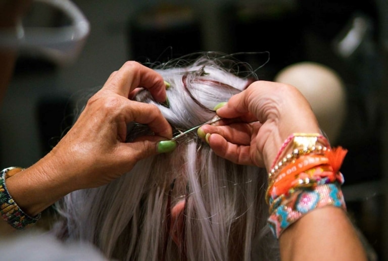 Integración invisible de las micro-líneas Hairdreams en el propio cabello del cliente