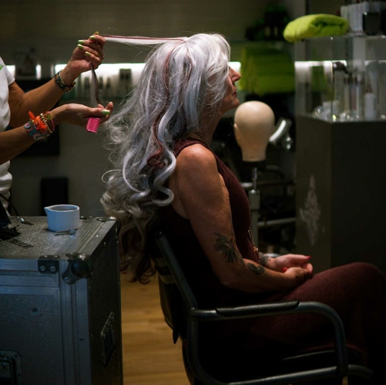 Una clienta de Hairdreams recibe el engrosamiento de cabello MicroLines