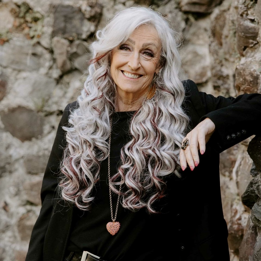 Romana heureuse avec ses cheveux Hairdreams gris argenté