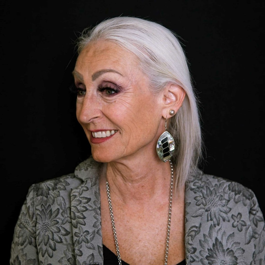 Mujer con un fino cabello blanco plateado frente a su espesador de cabello