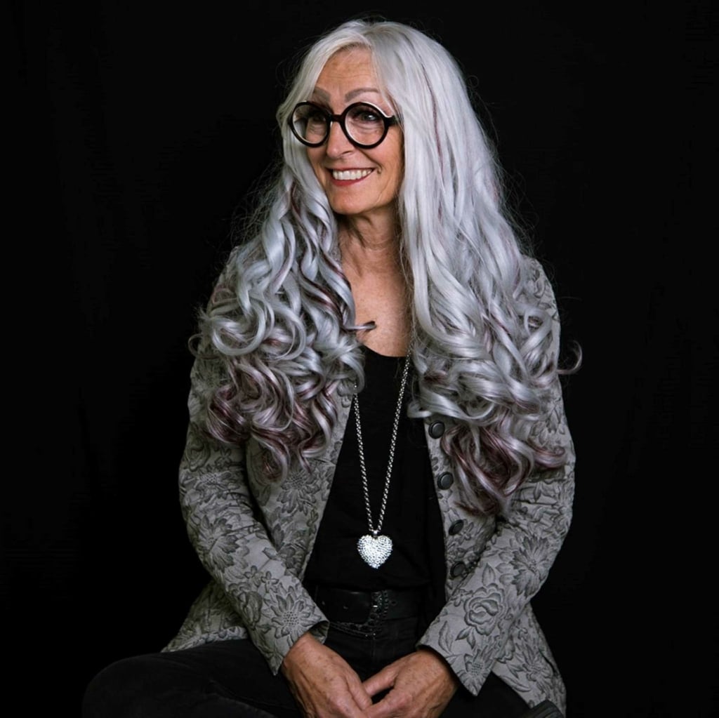 Donna felice con i suoi sogni di capelli grigio-argento-MicroLines