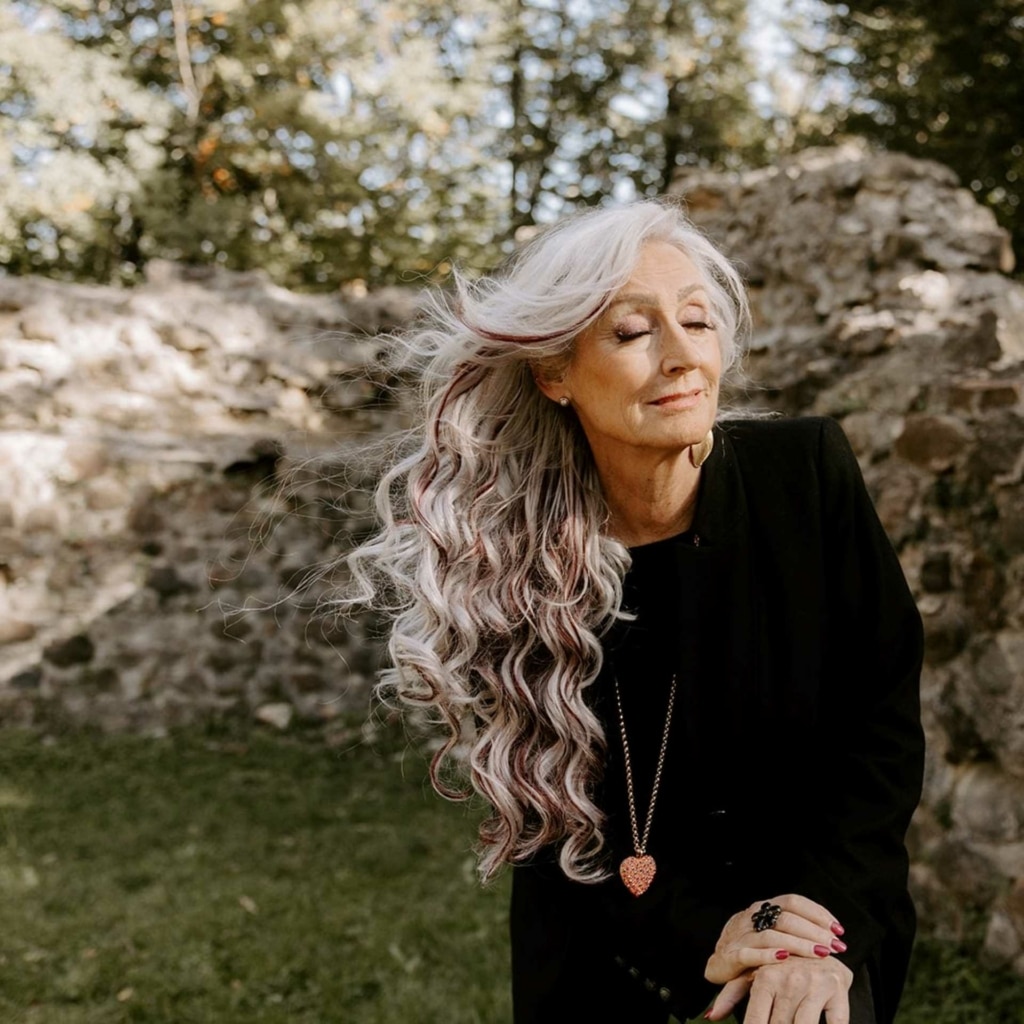 Mujer feliz con sus sueños de pelo gris plateado-MicroLíneas