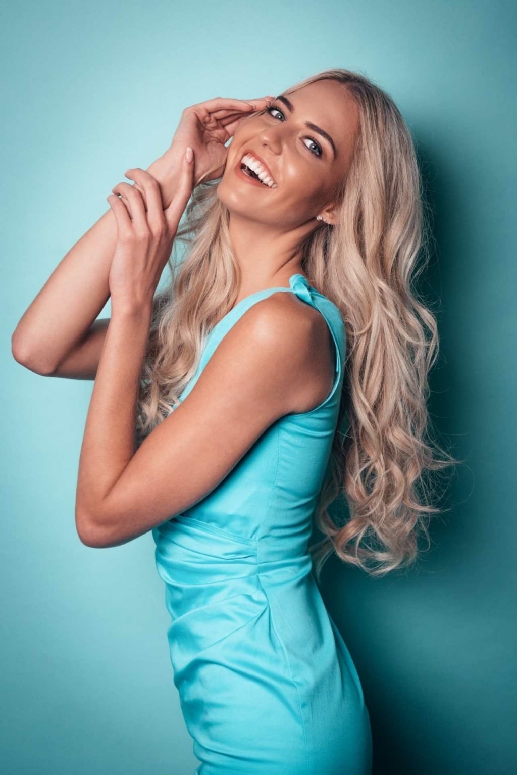 Nach einer Haarverlängerung mit Hairdreams bei einer Miss-Wahl Europe 2021 in der Farbe blond