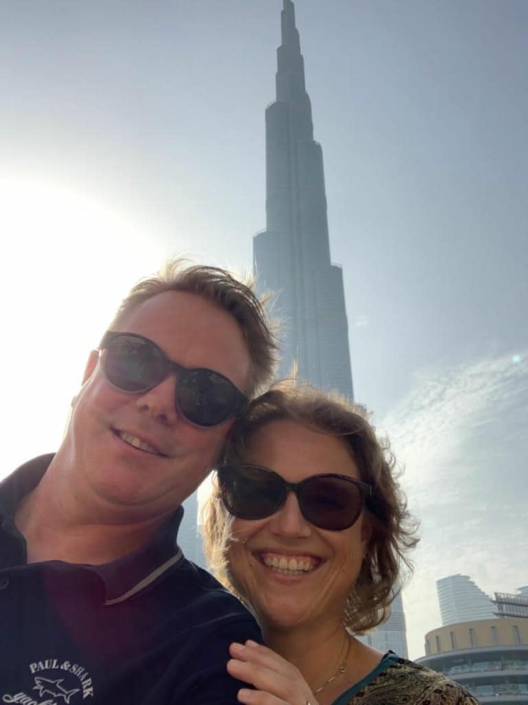 Gilbert, collaborateur Hairdreams, et sa femme prennent un selfie devant le Burj Khalifa à Dubaï.