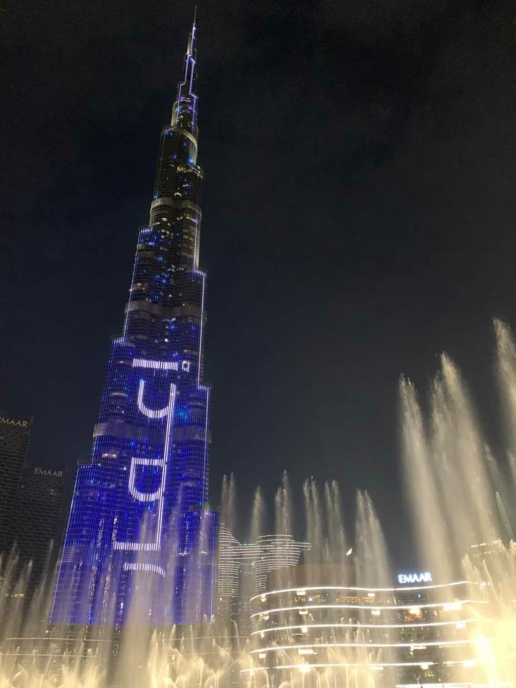 Burj Khalifa in Dubai bei Nacht.