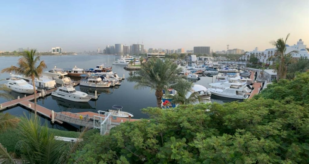 De haven van Dubai met de stad op de achtergrond.