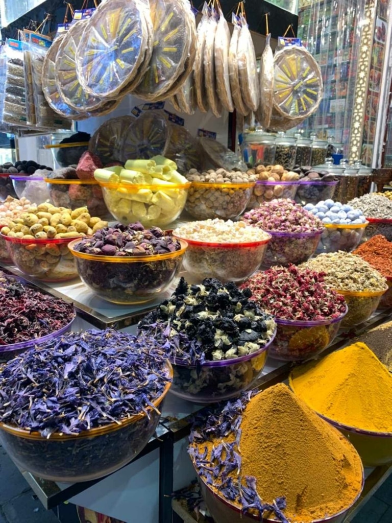 Stand de marché avec différentes épices à Dubaï.