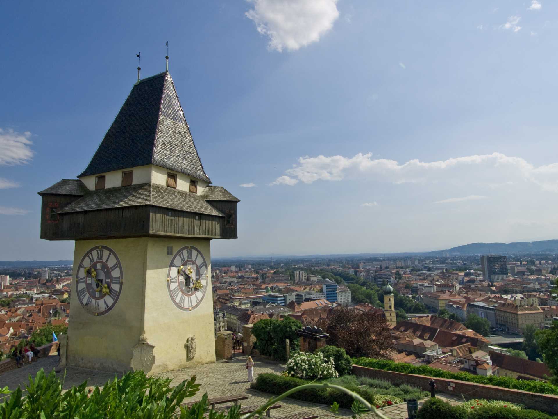 Uitzicht op de klokkentoren van Graz en de stad vanaf de Schlossberg