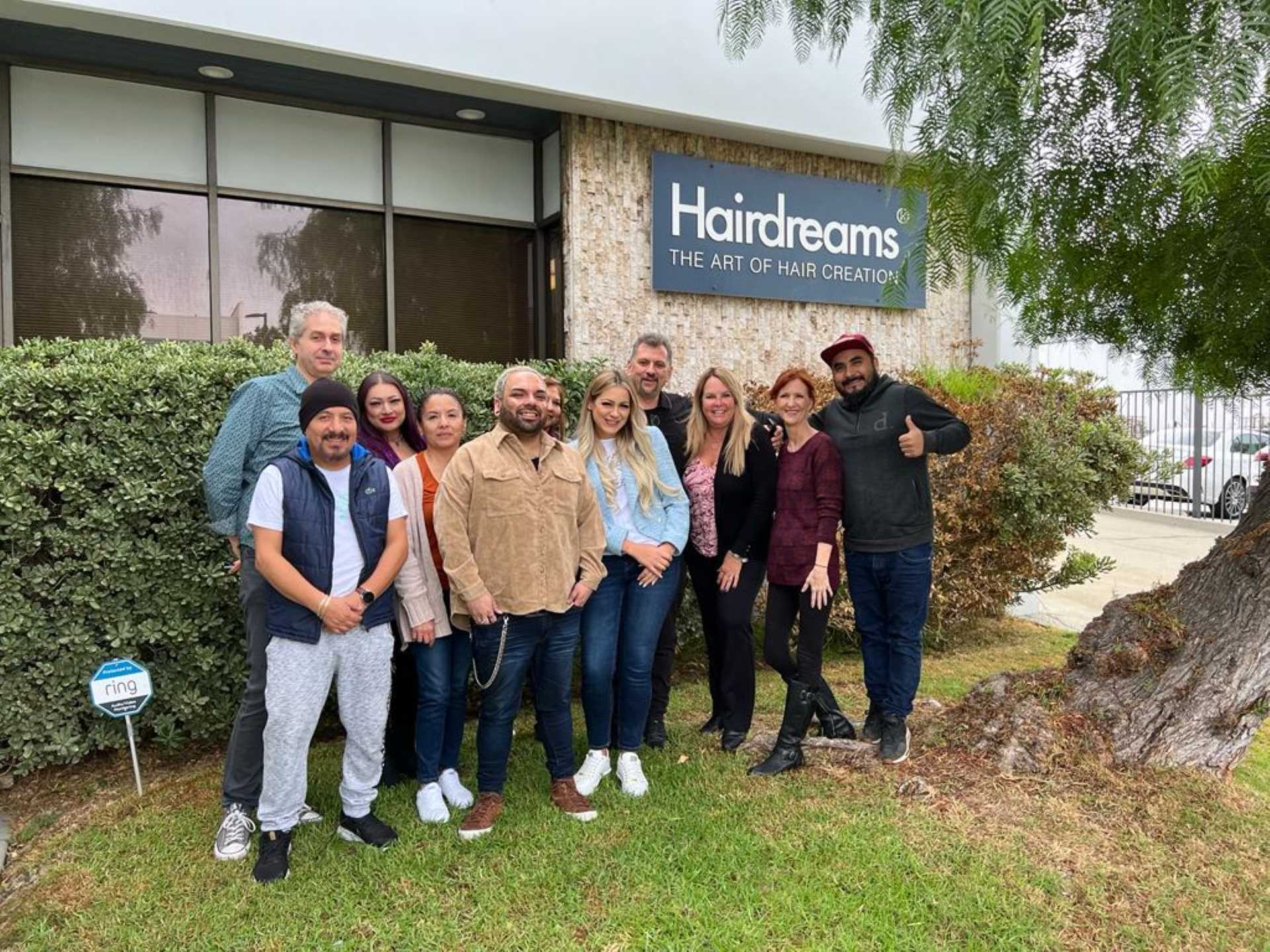 Photo de groupe avec les collaboratrices et collaborateurs du siège d'Hairdreams à Los Angeles