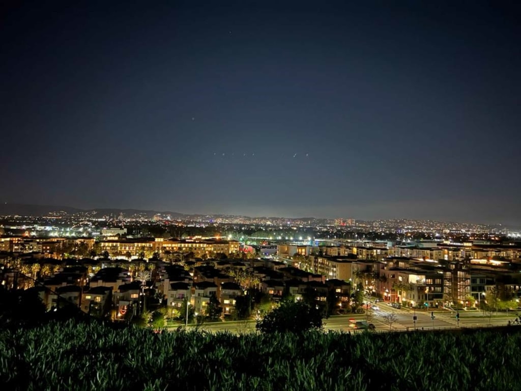 Uitzicht over verlichte stad Los Angeles