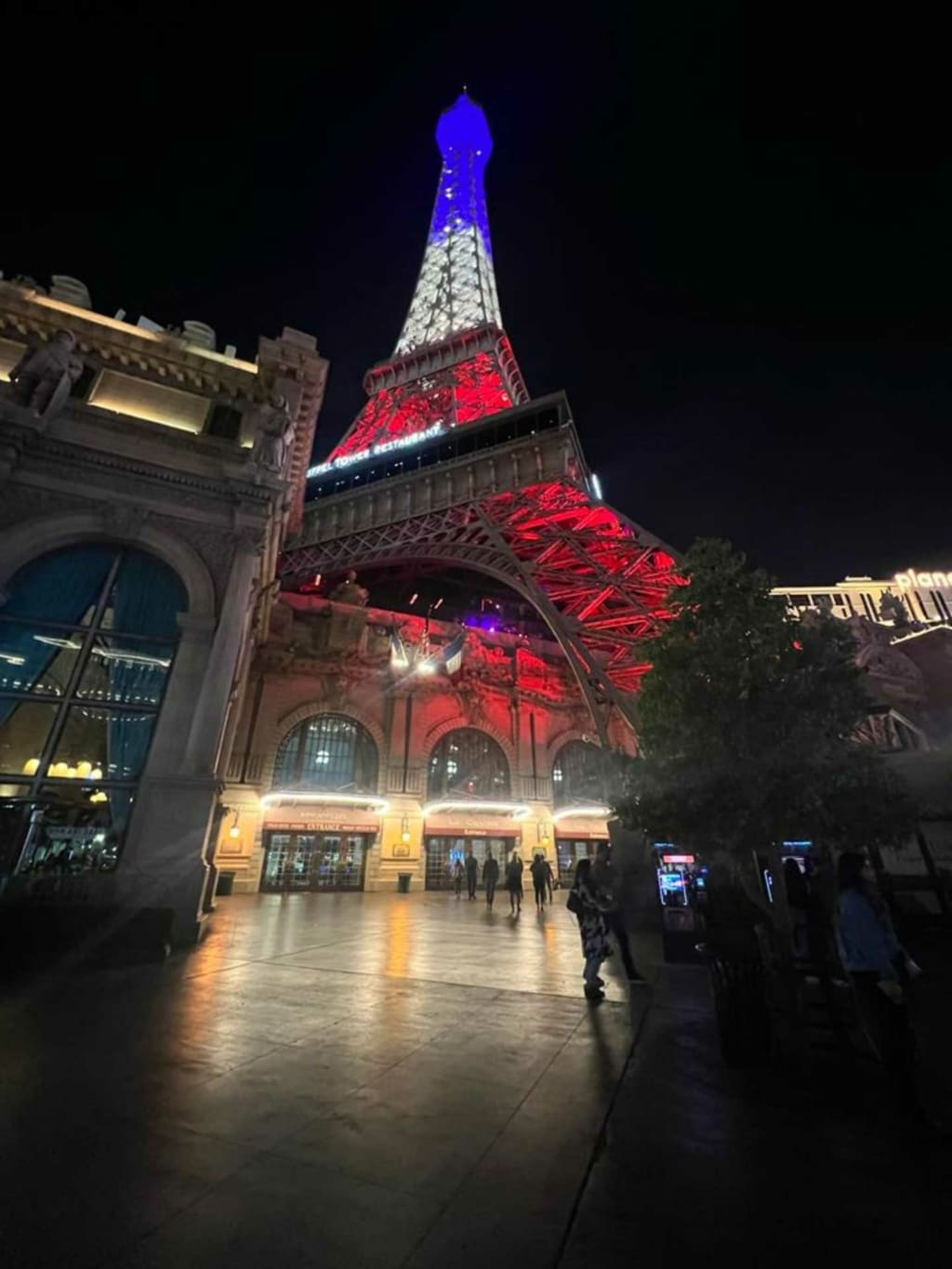 Der Las Vegas Eiffelturm ist den Farben der französischen Flagge beleuchtet.