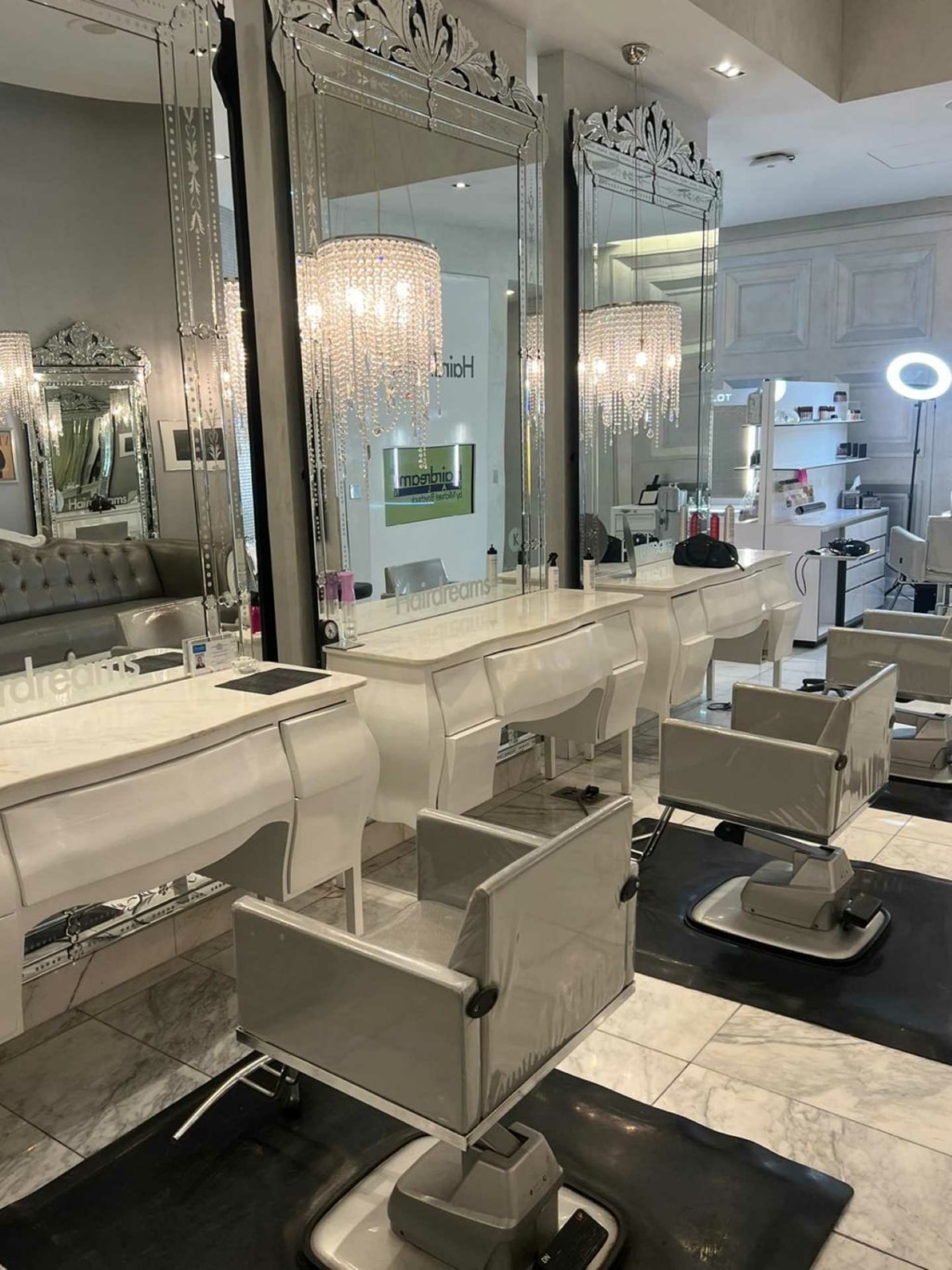 Luxuriöse Inneneinrichtung eines Hairdreams-Salons