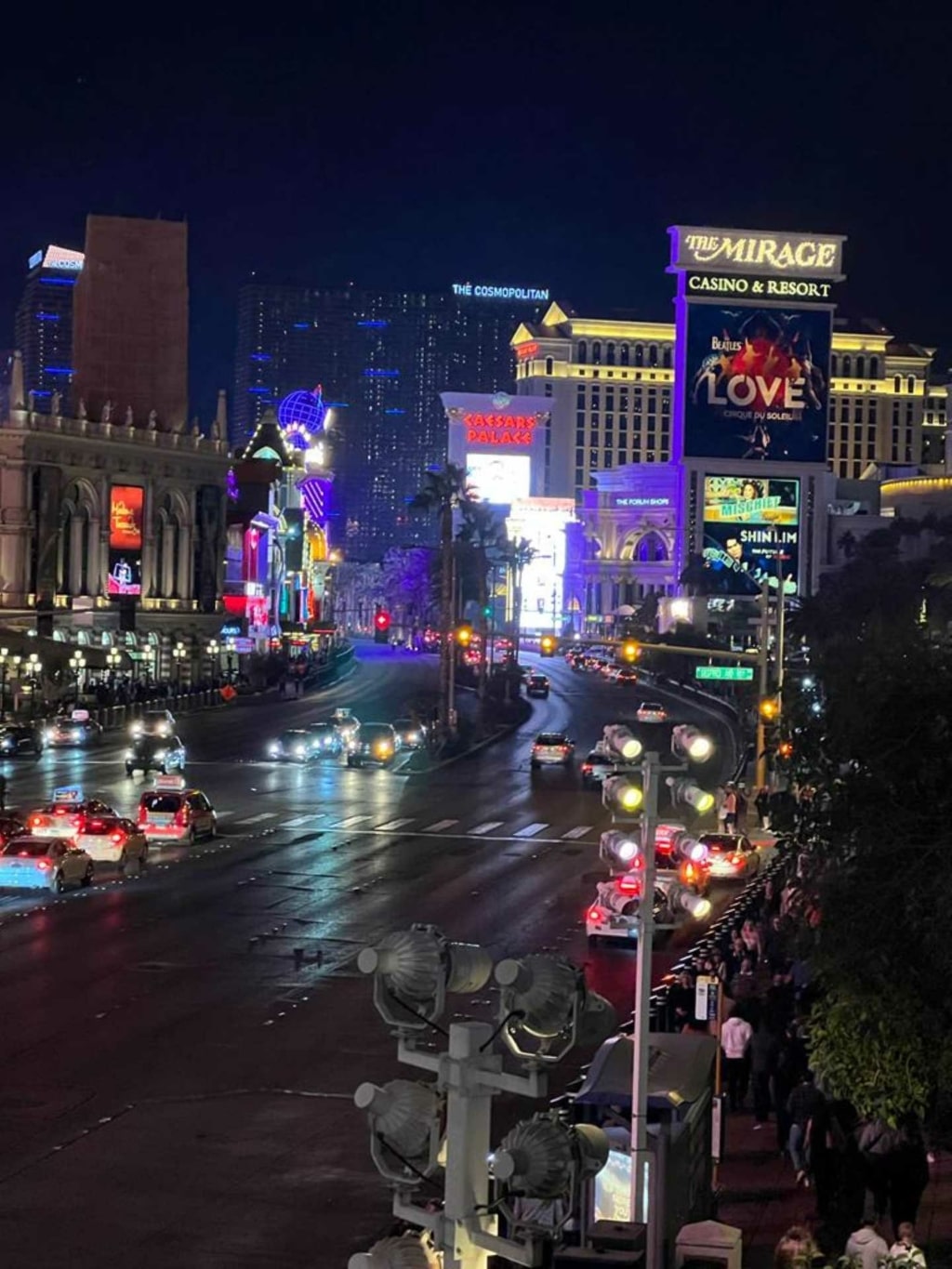 De brede straten van Las Vegas bij nacht.