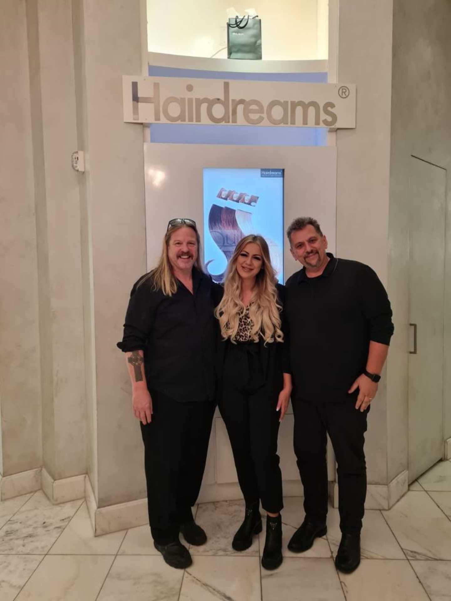 Die glückliche Gewinnern des Mitarbeiter-Quizes trifft in Los Angeles einen Starfriseur und den CEO der USA-Niederlassung von Hairdreams.