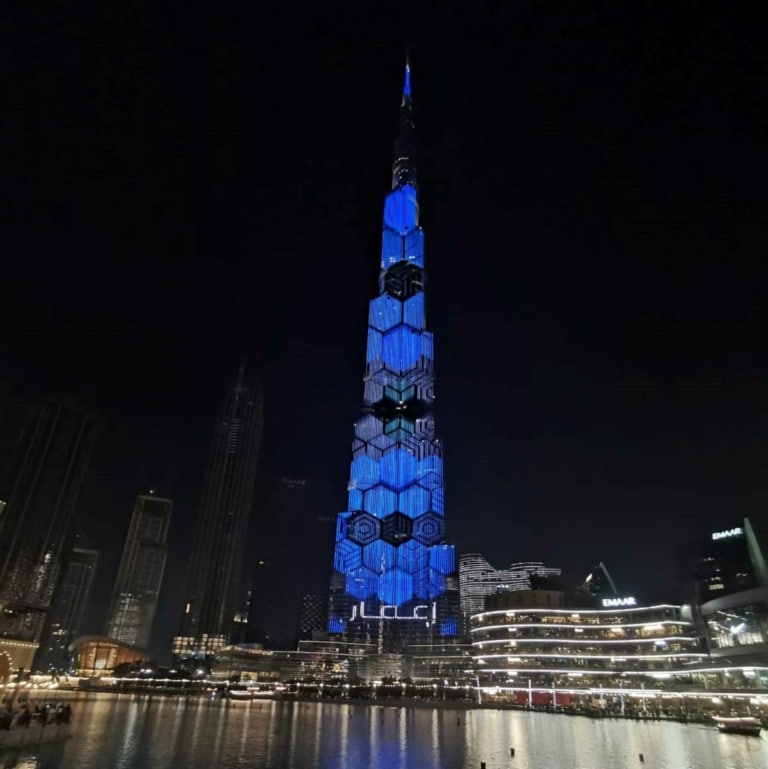 El Burj Khalifa iluminado en Dubai por la noche