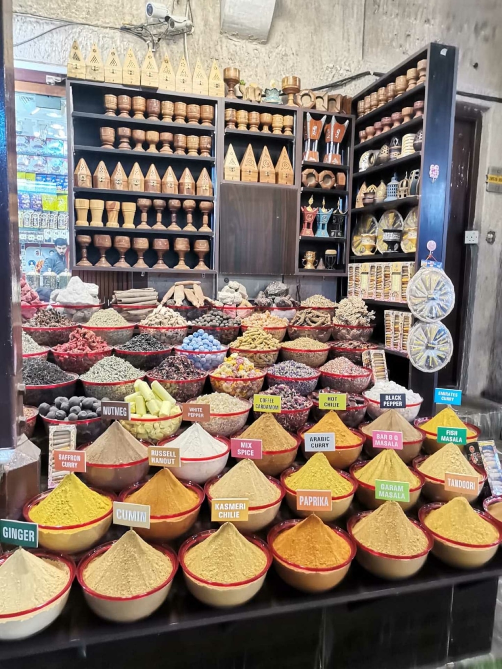 Marktkraam met veel verschillende kruiden in Dubai