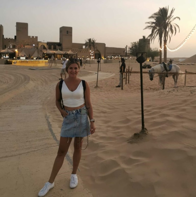 Collaboratrice Hairdreams dans le désert de Dubaï