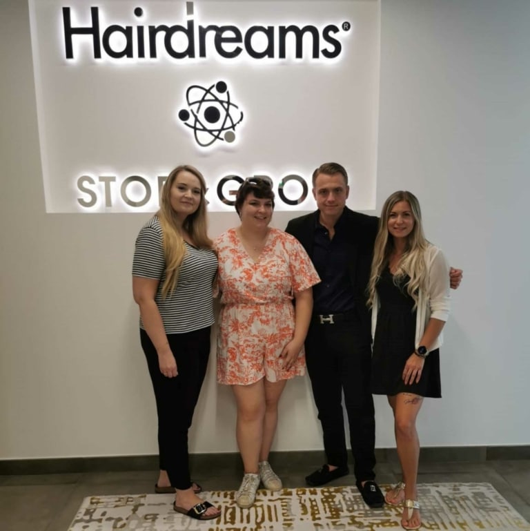 Hairdreams medewerkers met collega's op het Hairdreams hoofdkantoor in Dubai