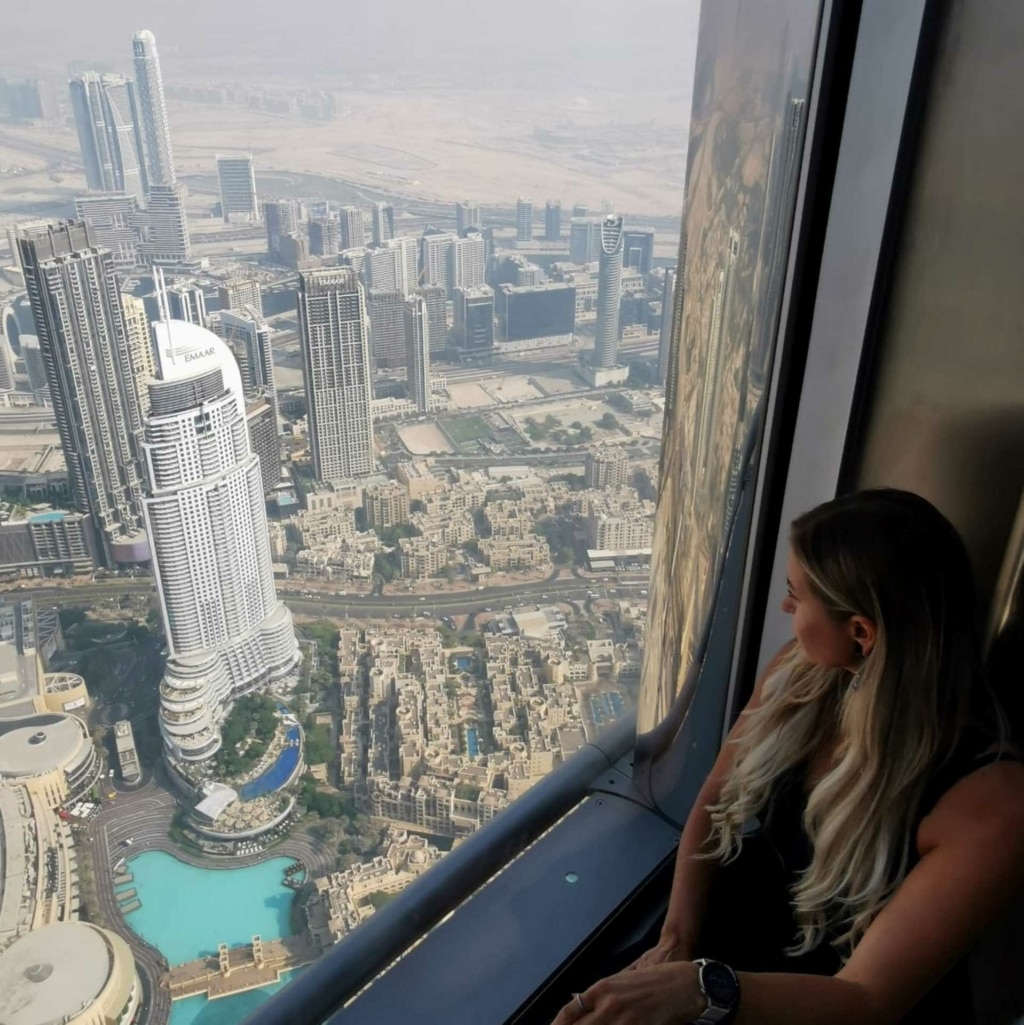 Yvonne, collaboratrice Hairdreams, profite de la vue à Dubaï