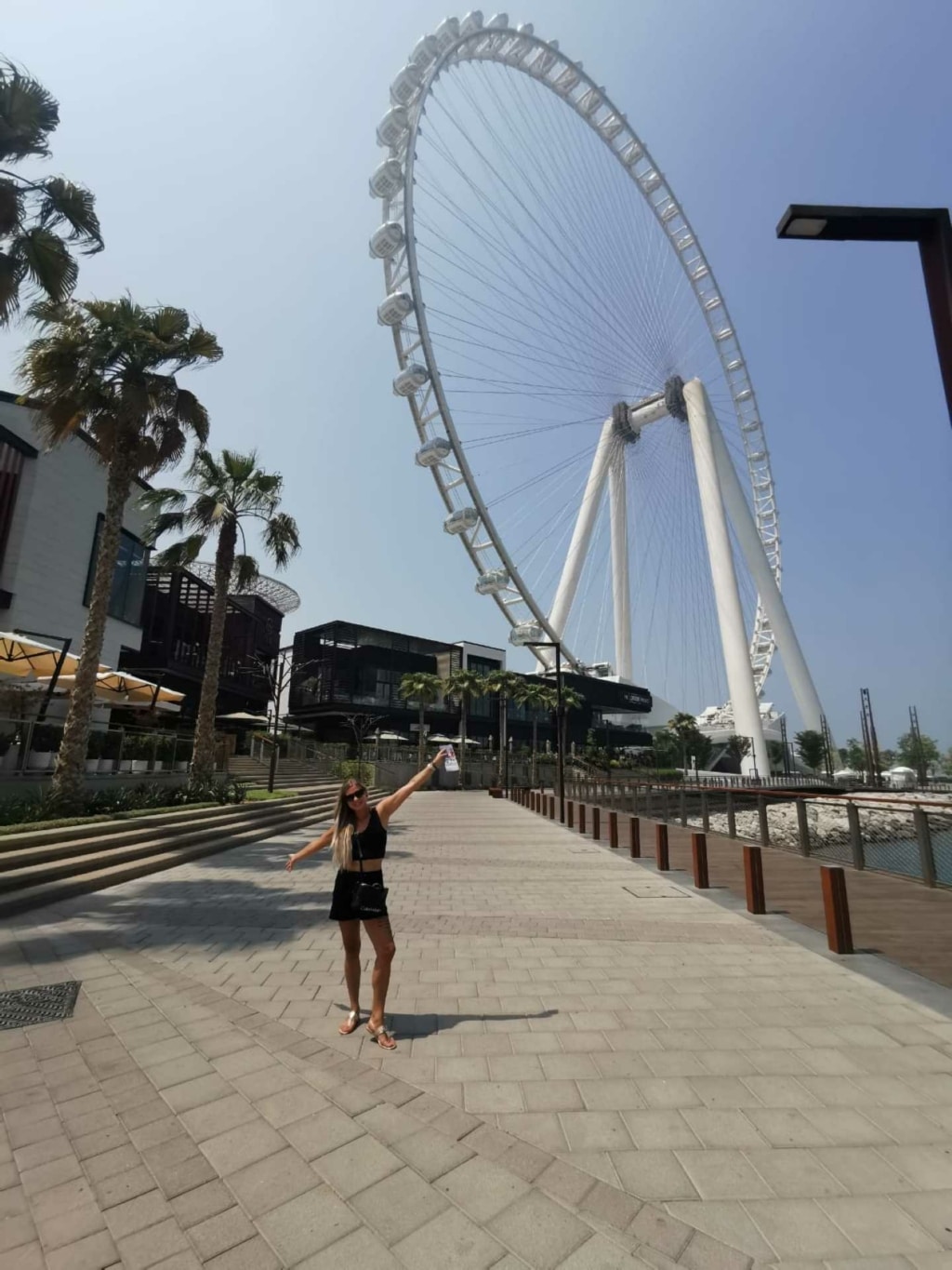 Hairdreams medewerkster Yvonne poseert voor een reuzenrad in Dubai