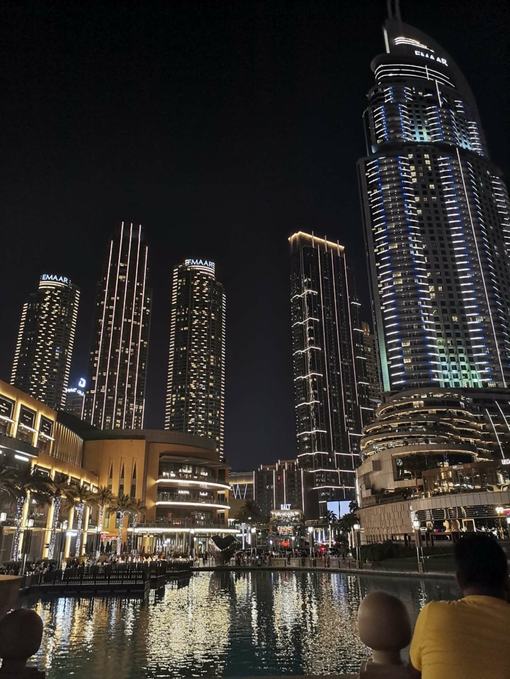 Wolkenkratzer in Dubai bei Nacht