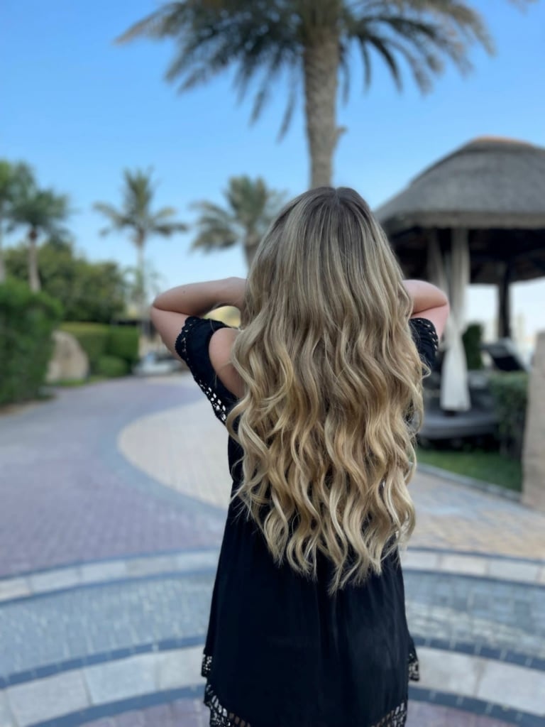 Gagnante d'une extension de cheveux Hairdreams avec sa nouvelle crinière à Dubaï