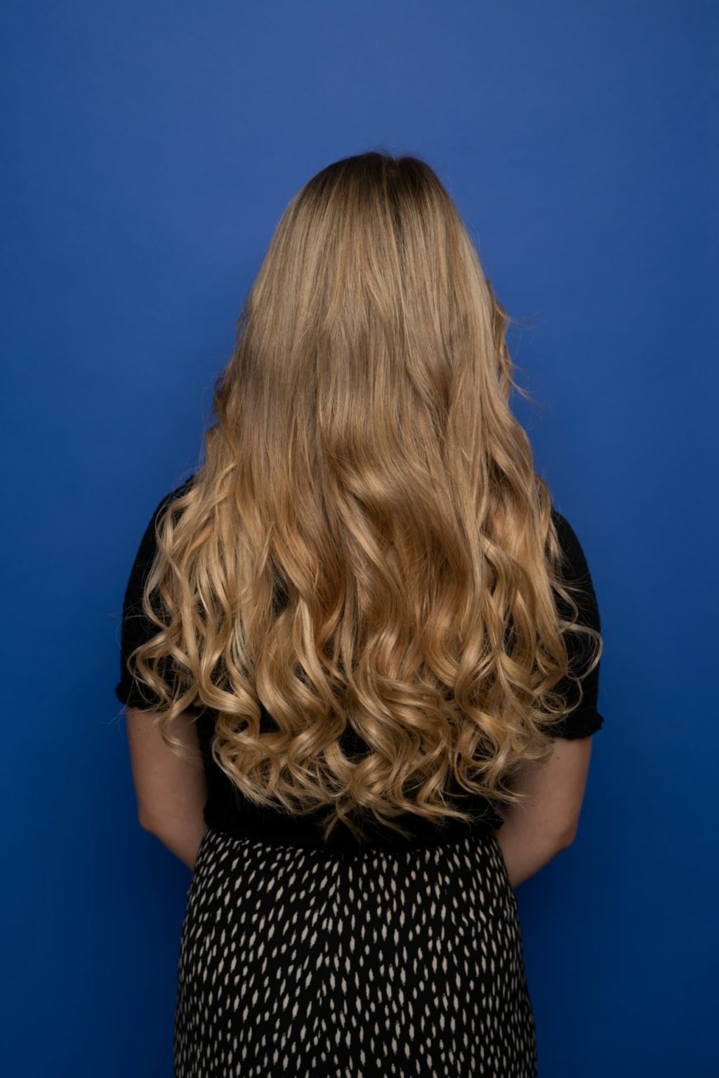 Die Gewinnerin der Hairdreams Haarverlängerung zeigt ihre blonde Mähne.