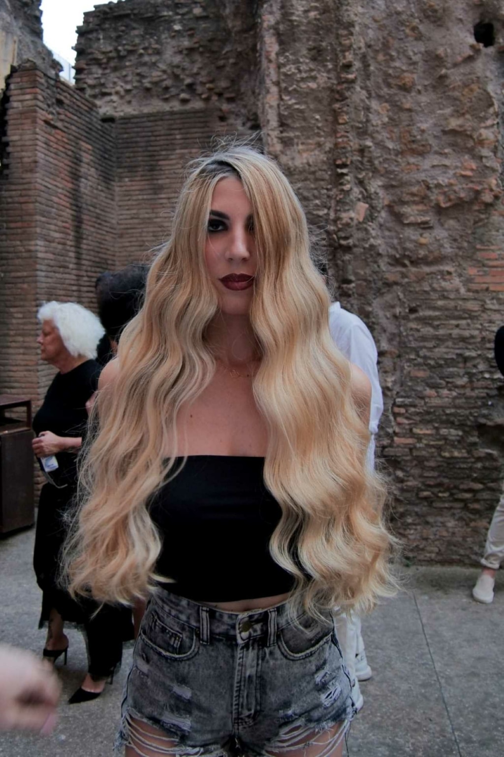 Une femme aux longs cheveux blonds lors de l'événement Hairdreams Phygital Sustainability Expo 2022