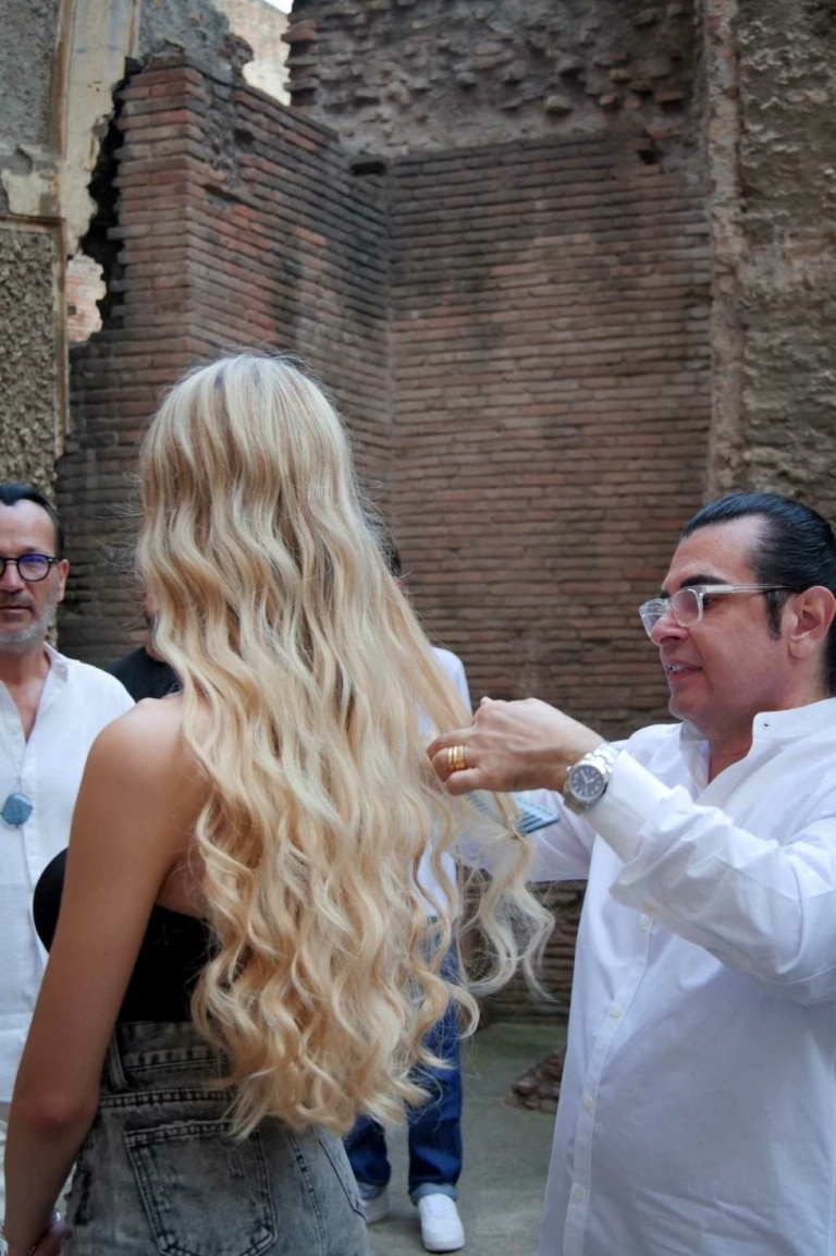 Paolo di Pofi macht Haarverlängerung bei Hairdreams-Model