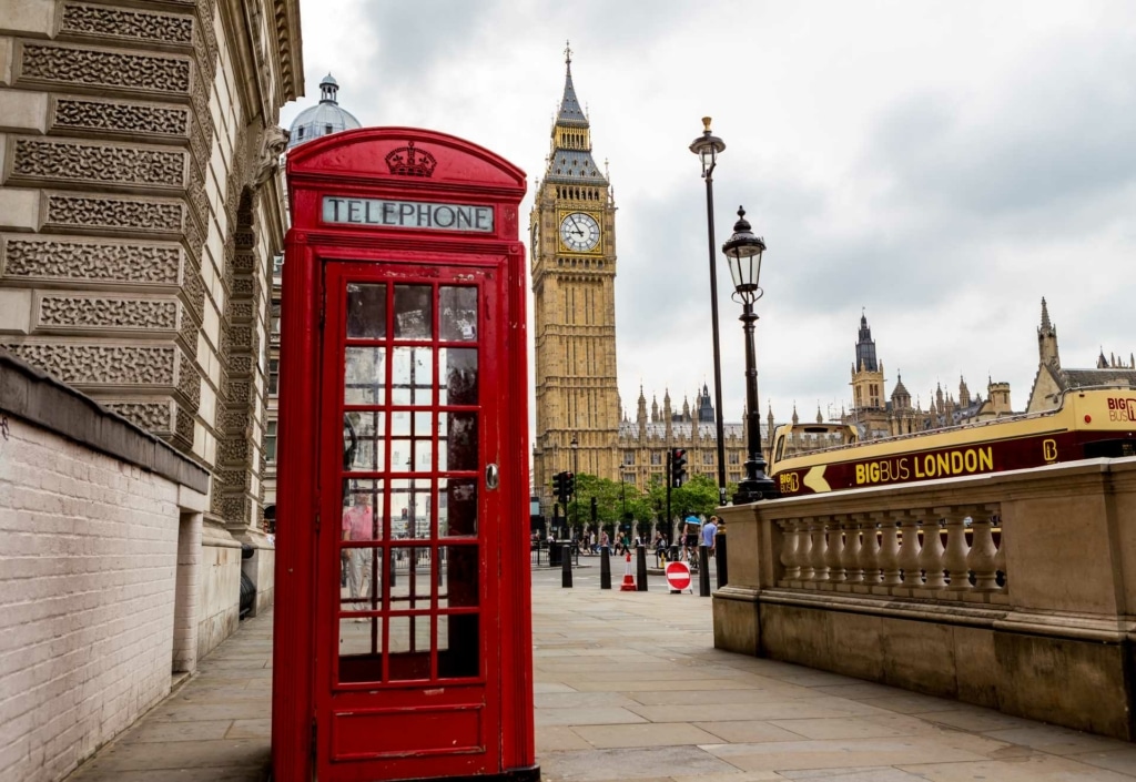 De beroemde rode telefooncel en de Big Ben in Londen
