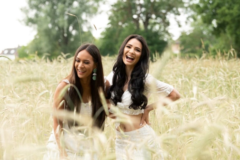 Deux femmes brunes portant des extensions #Inspos à mémoire de forme Hairdreams