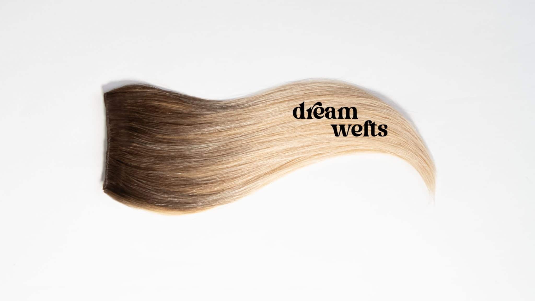 Foto di un'armatura di capelli umani Hairdreams con sfumatura balayage e la scritta "dreamwefts".