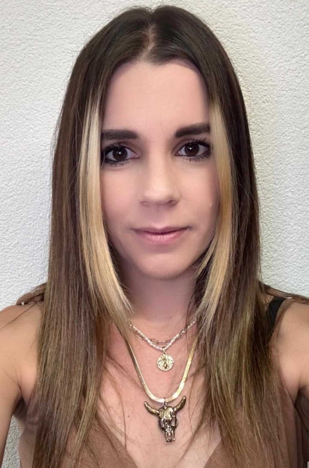 Woman with chest-length hair before getting her Hairdreams hair extension