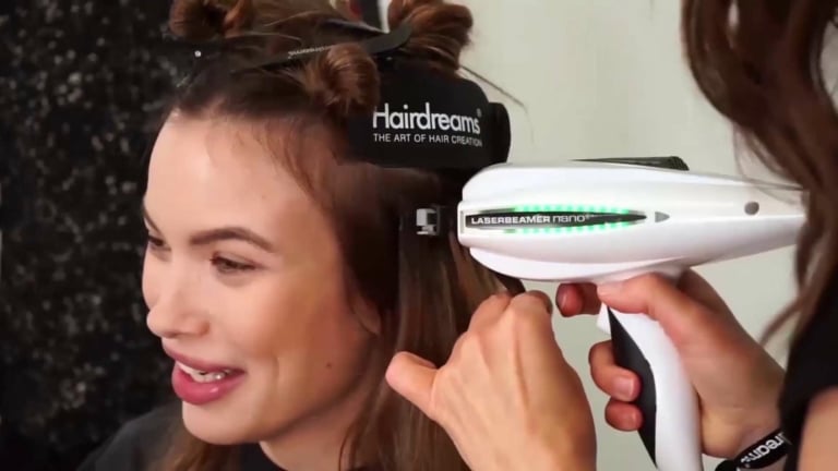 Mitten im Prozess bei der Haarverlängerung für Frauen mit Laserbeamer Nano mit Hairdreams Bonding-Extensions