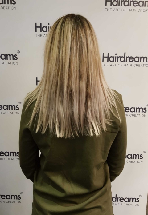 Vor einer Haarverlängerung mit Hairdreams-Extensions bei frau mit hellen Haaren