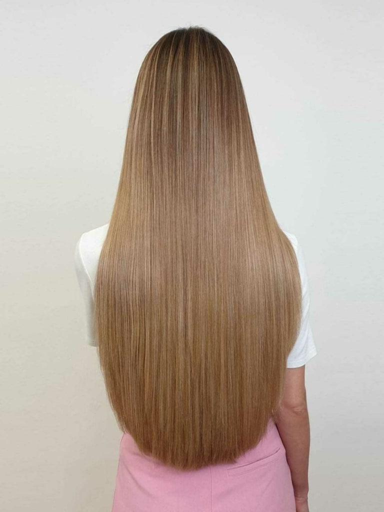 Nachher-Bild einer Haarverlängerung mit Quikkies bei einer Frau mit hellbraunen Haaren