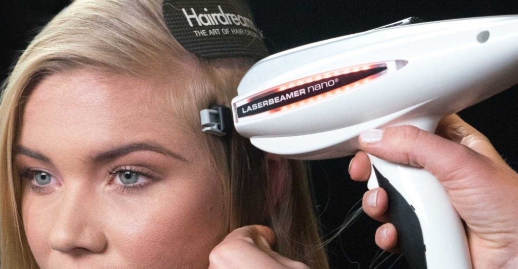 Una mujer se alarga el pelo con el Laserbeamer Nano