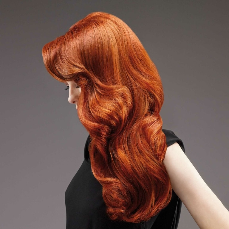 Frau mit roten Haaren mit einer Haarverdichtung in Längen und Spitzen