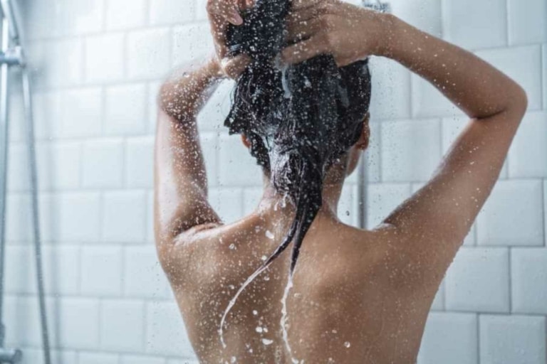 Femme se lavant les cheveux avec les produits Hairdreams après un épaississement des cheveux
