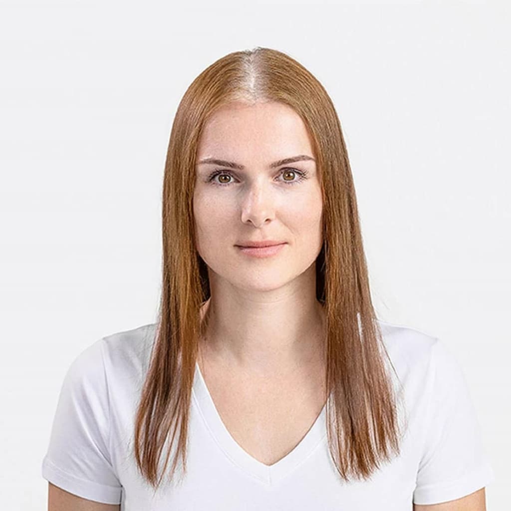 Imagen de antes de un engrosamiento del cabello en la parte superior de la cabeza de una mujer pelirroja
