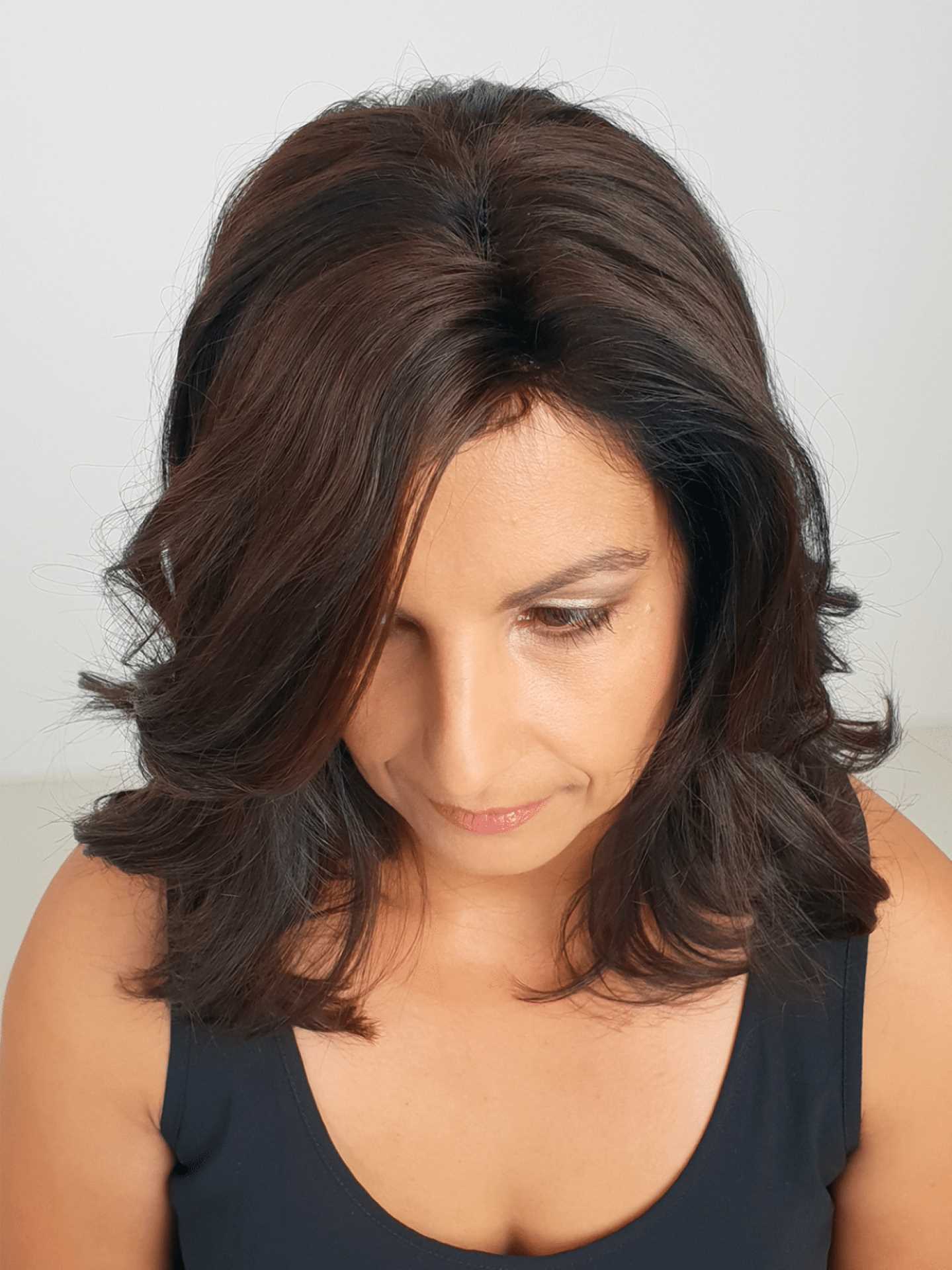 Nach einer Haarverdichtung an braunen Haaren einer Frau