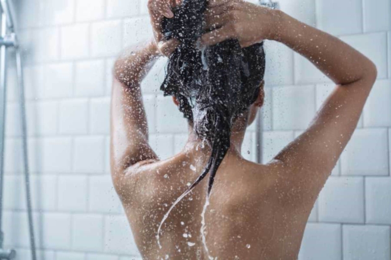 Lavage des cheveux avec un produit de soin capillaire Hairdreams