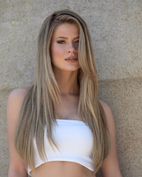 Vrouw met blond haar en een haarverlenging met wefts