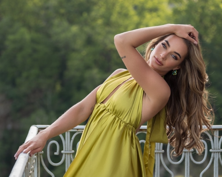 Vrouw met lichtbruin haar en een haarverlenging met wefts