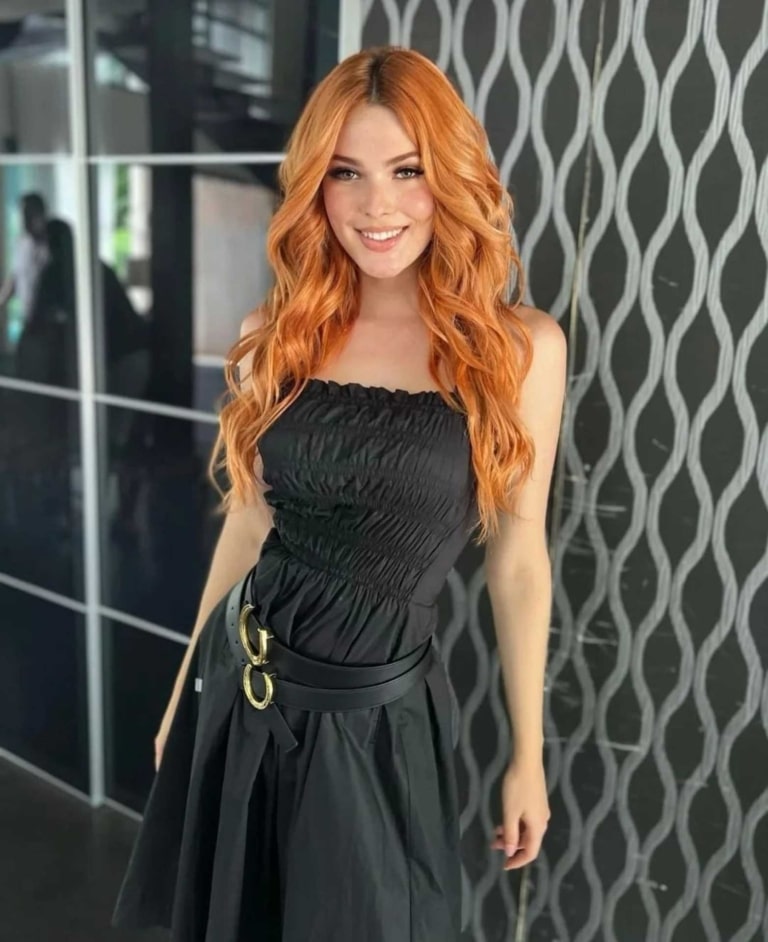 Influencer Dori Rodríguez met haar oranje Hairdreams manen