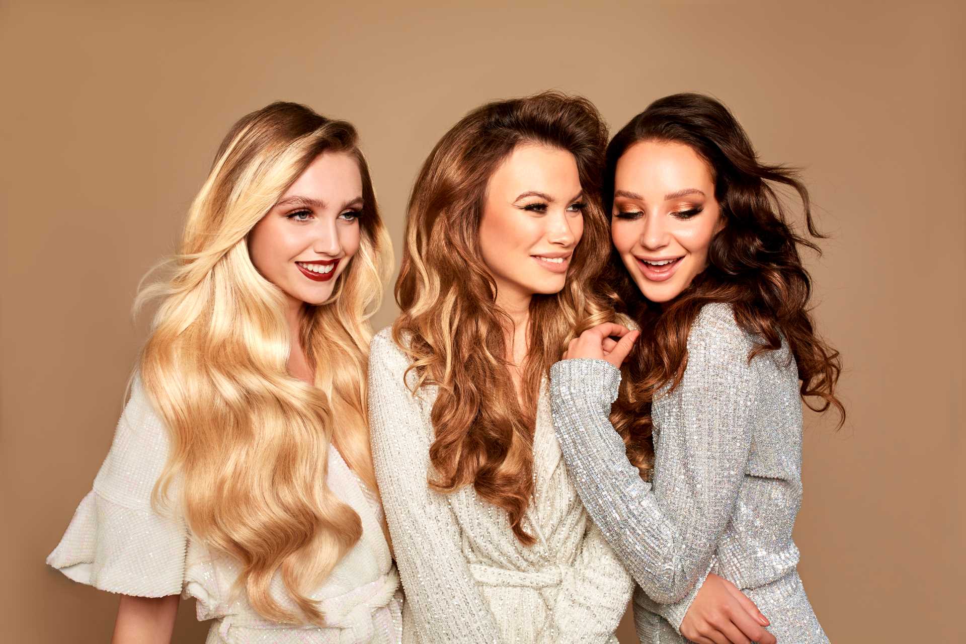 tres mujeres con extensiones Hairdreams en diferentes colores